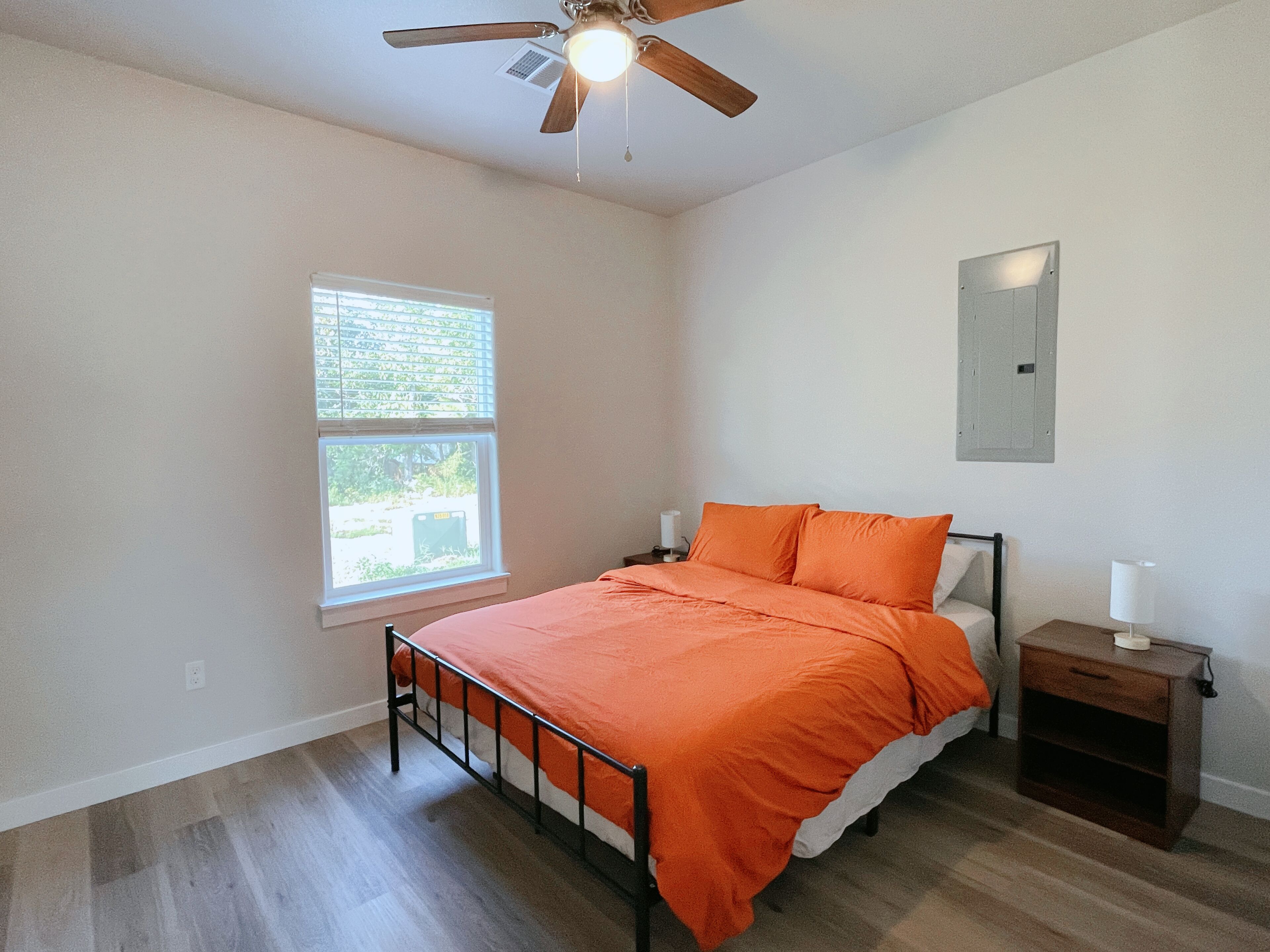 2 多间卧室、熨斗/熨衣板、WiFi、床单