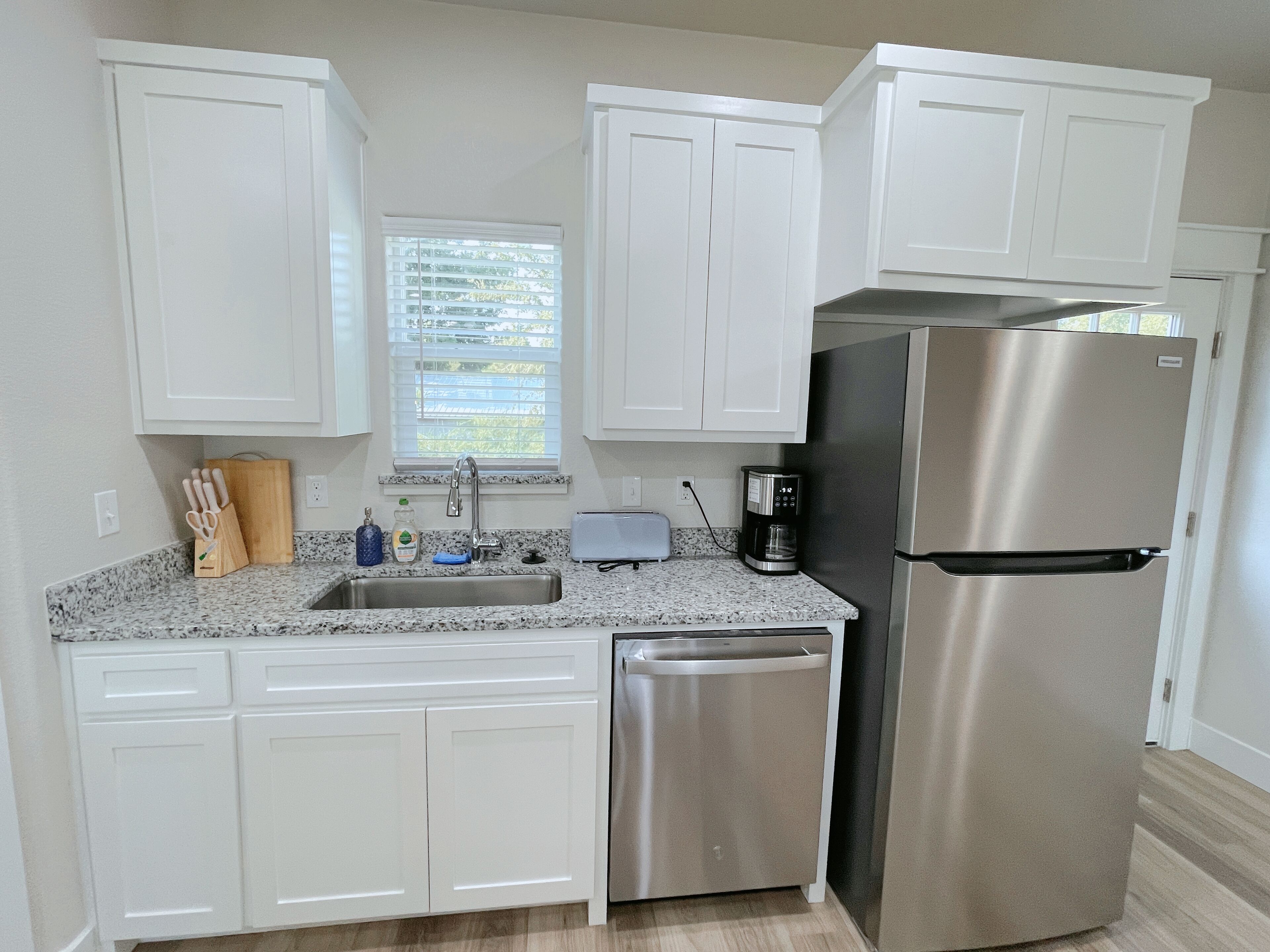 Een magnetron, een oven, een kookplaat, een vaatwasser