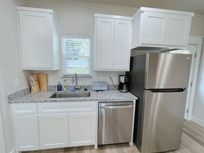 Micro-ondes, four, plaque de cuisson, lave-vaisselle