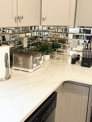Micro-ondes, four, plaque de cuisson, lave-vaisselle