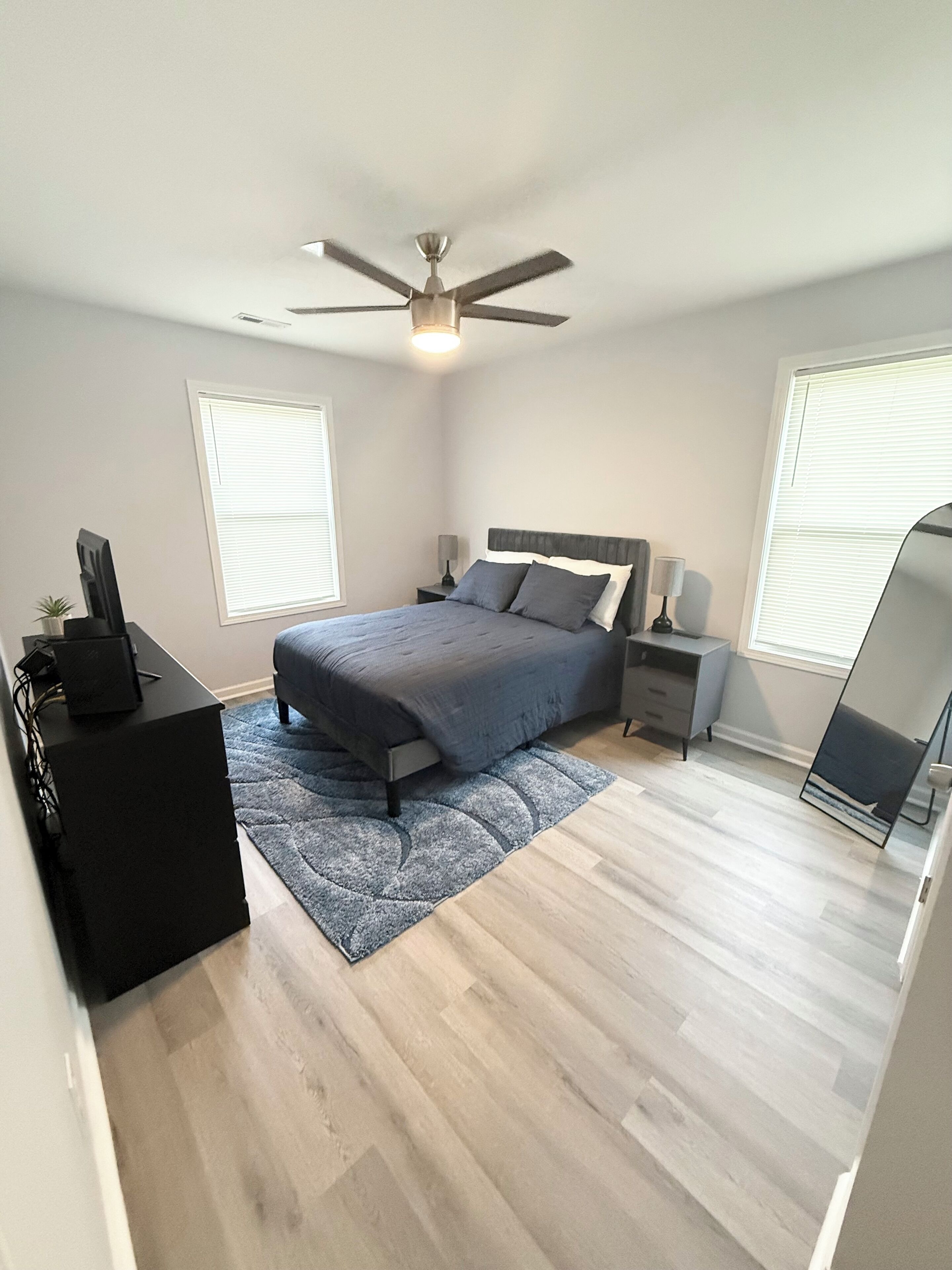 3 habitaciones, tabla de planchar con plancha, wifi y ropa de cama 