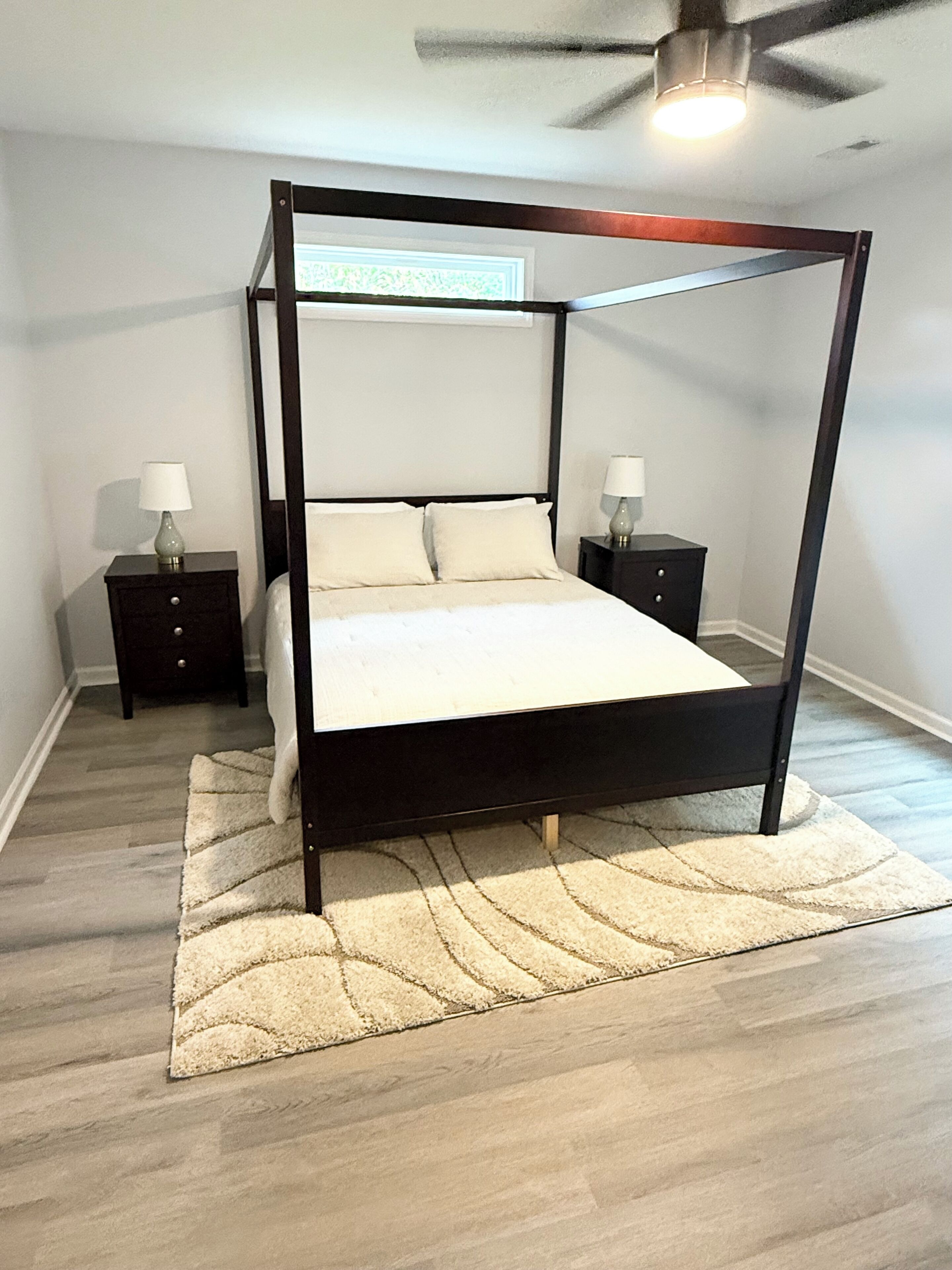 3 habitaciones, tabla de planchar con plancha, wifi y ropa de cama 