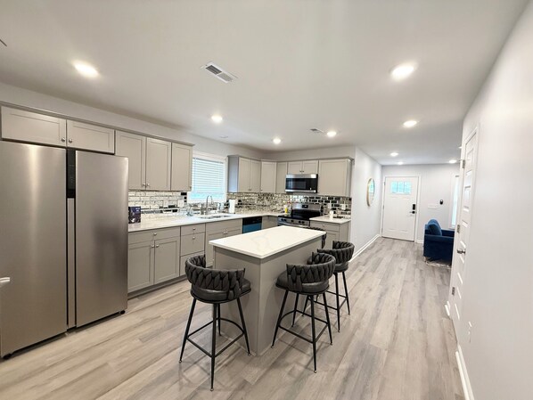 Mikrobølgeovn, ovn, kokeplater og oppvaskmaskin