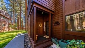 Un bâtiment en bois doté d’une entrée accueillante, d’une porte bien visible et d’une fenêtre donnant sur une zone boisée.