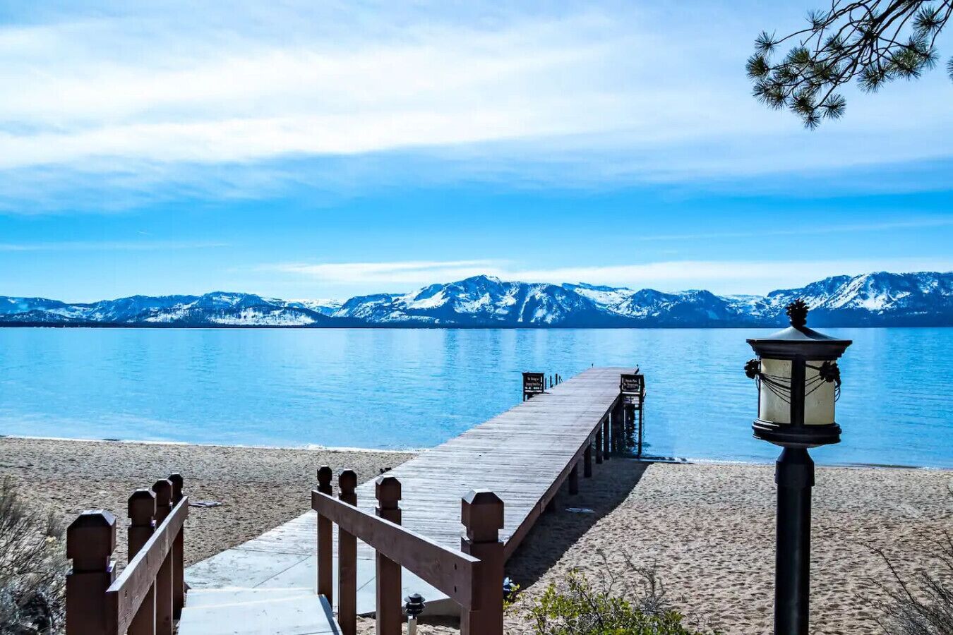 在海灘附近