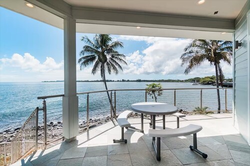 Oceanfront Paradise: Breathtaking 3bd/2ba with Panoramic Views of Hilo Bay