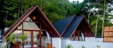 Habitación doble Deluxe, vista a la montaña | Escritorio y espacio para trabajar con laptop