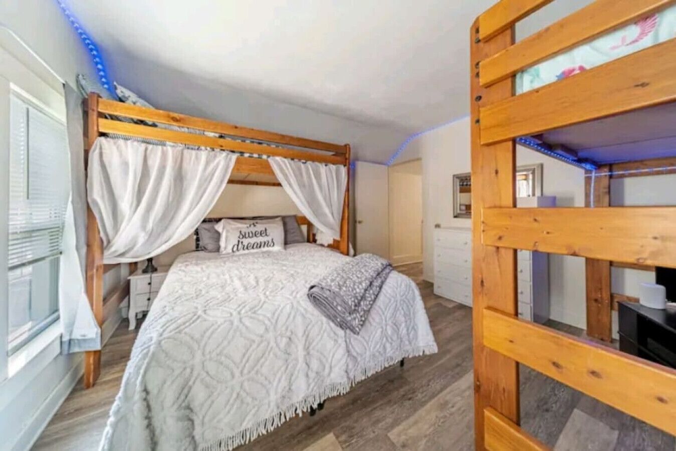 3 slaapkamers, een bureau, een strijkplank/strijkijzer, wifi