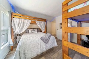 3 habitaciones, escritorio, tabla de planchar con plancha y wifi 