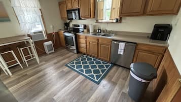 Een koelkast, een magnetron, een oven, een kookplaat