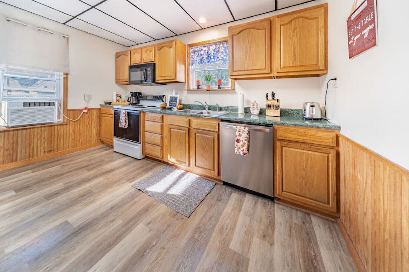 Køleskab, mikrobølgeovn, ovn, kogeplade