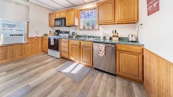 Køleskab, mikrobølgeovn, ovn, kogeplade