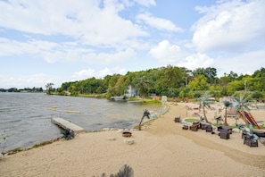 På stranden