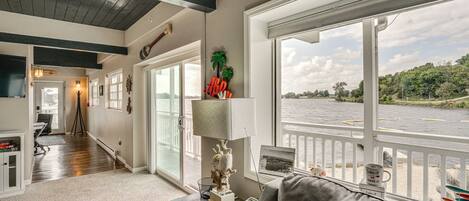 Een televisie en een open haard