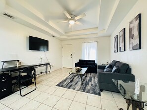 Living area - Contraste the UTRGV Retreat (Edinburg)