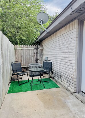 Outdoor dining - Contraste the UTRGV Retreat (Edinburg)