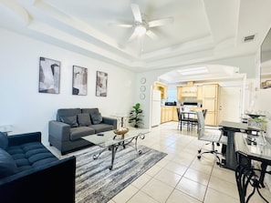 Living area - Contraste the UTRGV Retreat (Edinburg)