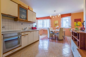 Fridge, oven, stovetop, coffee/tea maker