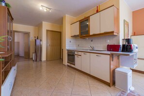 Fridge, oven, stovetop, coffee/tea maker