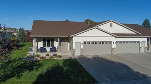 Exterior - 4-bedroom townhome in a quiet, upscale neighborhood with a private deck and yard (Bismarck)
