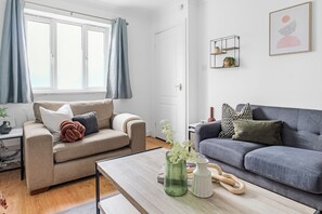 TV - Haydock Home, Free Parking, WiFi, St Helens (Haydock)