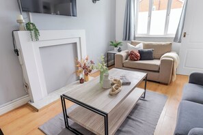 TV - Haydock Home, Free Parking, WiFi, St Helens (Haydock)