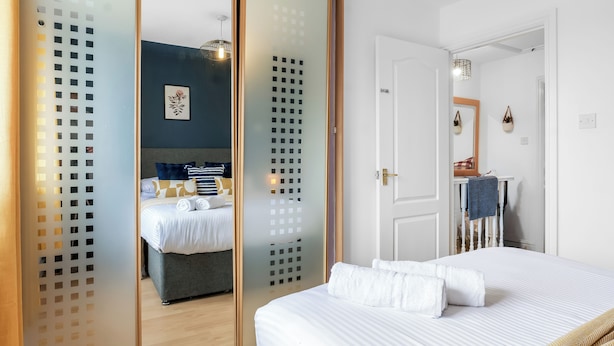 Hotellihuone, jossa on sänky, vaatekaappi ja kylpyhuone.
