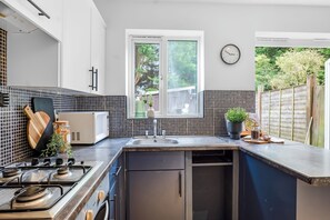 Microwave, oven, stovetop - Haydock Home, Free Parking, WiFi, St Helens (Haydock)