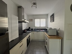 Kjøleskap, mikrobølgeovn, ovn og oppvaskmaskin