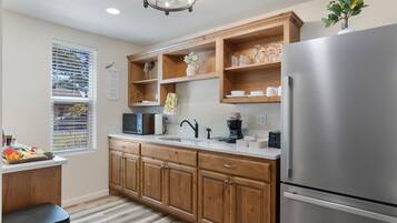 Ev, 1 En Büyük (King) Boy Yatak ve Çekyat, Veranda (118 Beverly Dr) | Özel mutfak