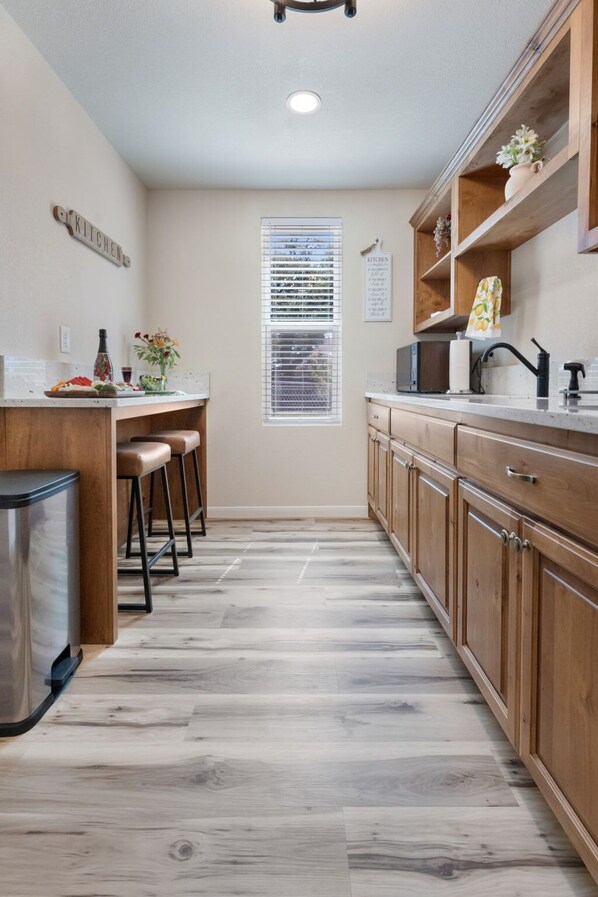 House, 1 King Bed with Sofa bed, Patio (118 Beverly Dr) | Private kitchen