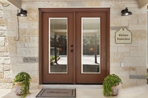 House, 1 King Bed with Sofa bed, Patio (118 Beverly Dr) | Exterior detail - Kleines Hauschen - Cozy Hideaway 6 min to Downtown (Fredericksburg)