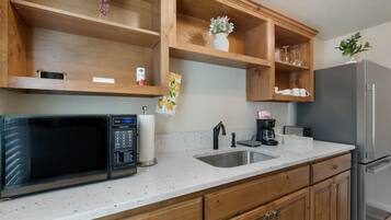 House, 1 King Bed with Sofa bed, Patio (118 Beverly Dr) | Private kitchen