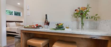 Casa, 1 cama King size y sofá cama, patio (118 Beverly Dr) | 1 habitación, decoración personalizada y muebles diferentes