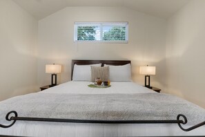 独立别墅, 1 张特大床和 1 张沙发床, 露台 (118 Beverly Dr) | 1 多间卧室、特色装修、特色家居、床单