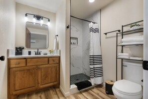 Casa, 1 cama King size y sofá cama, patio (118 Beverly Dr) | Baño | Toallas 