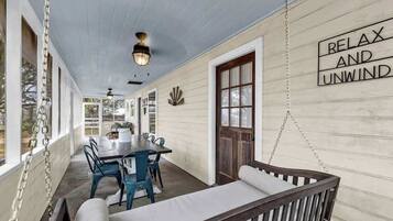 Casa, várias camas, varanda, vista para o jardim (1203 N Adams) | Opções para refeição ao ar livre