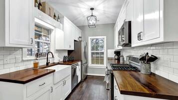 House, Multiple Beds, Patio, Garden View (1203 N Adams) | Private kitchen