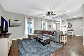 Huis, Meerdere bedden, terras, uitzicht op tuin (1203 N Adams) | Woonruimte