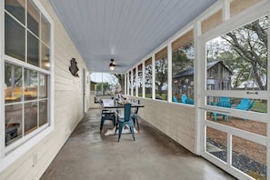 منزل - عدة أسرّة - برواق - منظر للحديقة (1203 N Adams) | تناول الطعام بالخارج