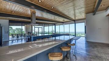 Casa, várias camas, acesso à piscina, vista para a piscina (151 Miller Cox) | Cozinha privada