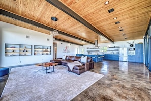 Living area - A Thousand Stars: Pool+hot Tub, Views (Fredericksburg)