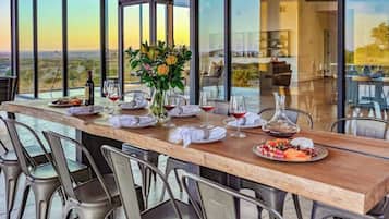 Casa, varias camas, acceso a la alberca, vista a la alberca (151 Miller Cox) | 4 habitaciones, decoración personalizada y muebles diferentes