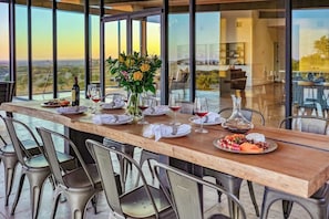 Casa, varias camas, acceso a la alberca, vista a la alberca (151 Miller Cox) | 4 habitaciones, decoración personalizada y muebles diferentes