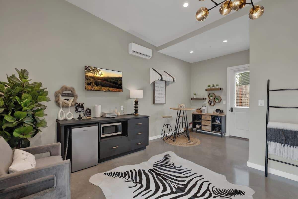 House, 1 King Bed, Hot Tub, City View (807 Poplar Pl- 4 Pop) | Living area