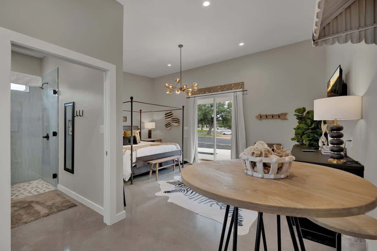 1 habitación, decoración personalizada y muebles diferentes 