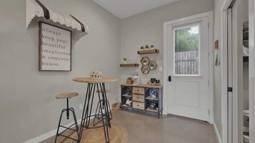 House, 1 King Bed, Hot Tub, City View (807 Poplar Pl- 4 Pop) | Interior