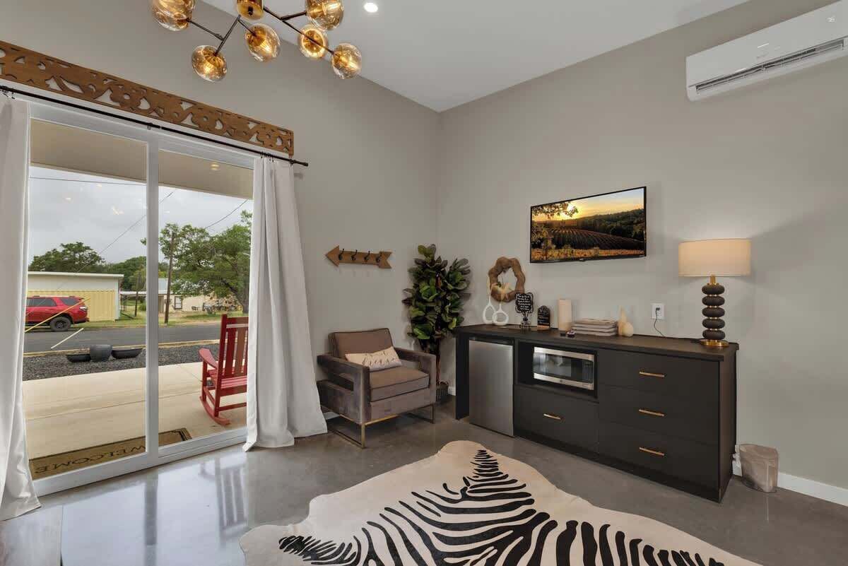 House, 1 King Bed, Hot Tub, City View (807 Poplar Pl- 4 Pop) | Living area