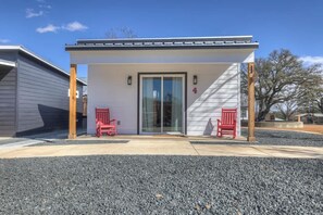 Exterior - Pop 4 W/hot-tub + Close to Main St (Fredericksburg)