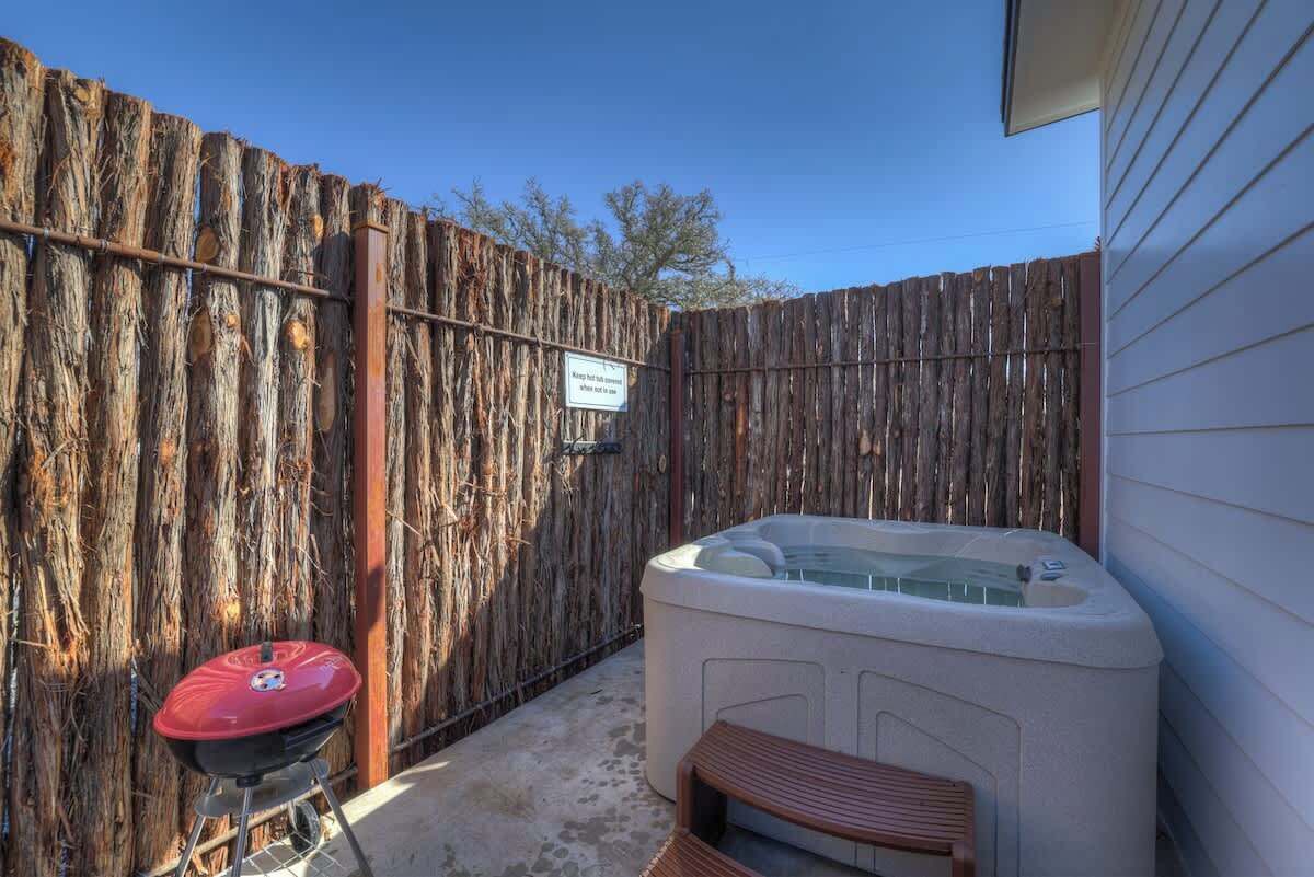 House, 1 King Bed, Hot Tub, City View (807 Poplar Pl- 4 Pop) | Outdoor spa tub